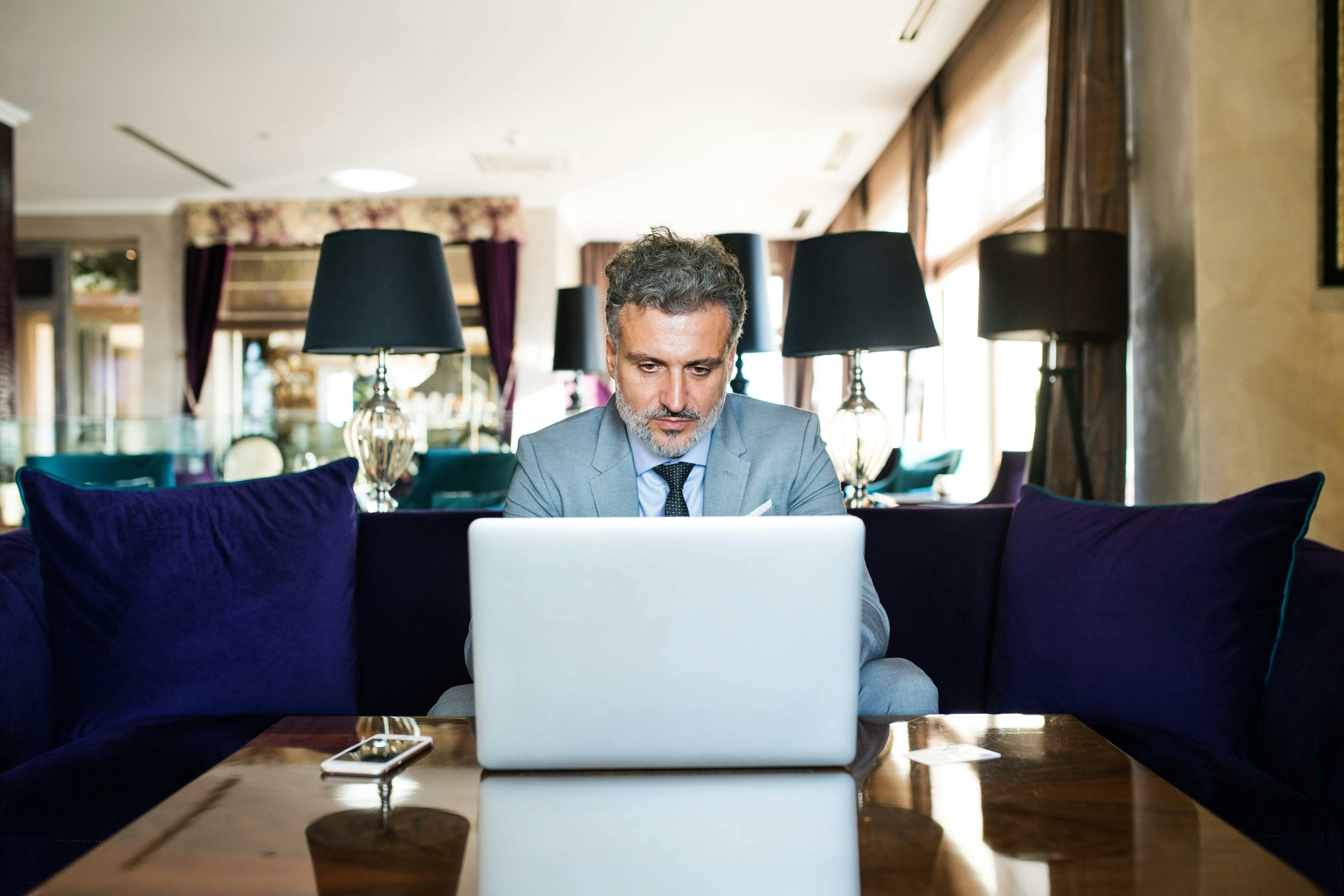 cotp-blogbeitrag-hybrid-meetings-mann