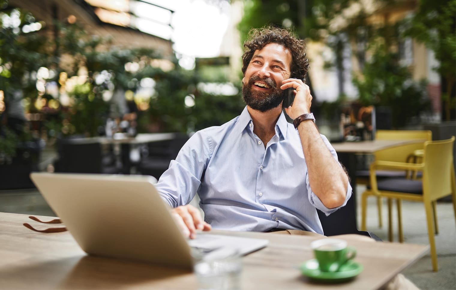 Mann telefoniert im Cafe 