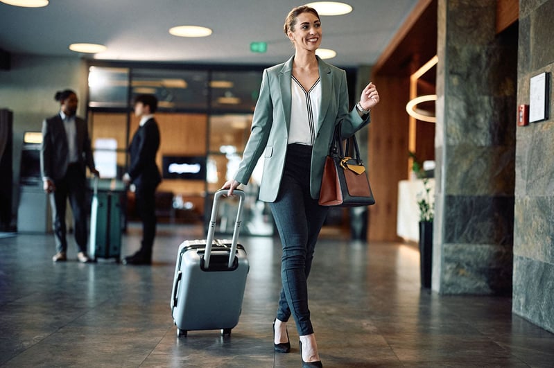 cotp-hotel-lobby-geschaeftsfrau-reise-